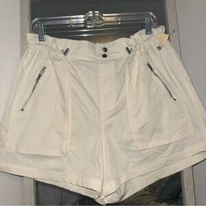 Alia High Waist Cream Shorts with Zipper Details